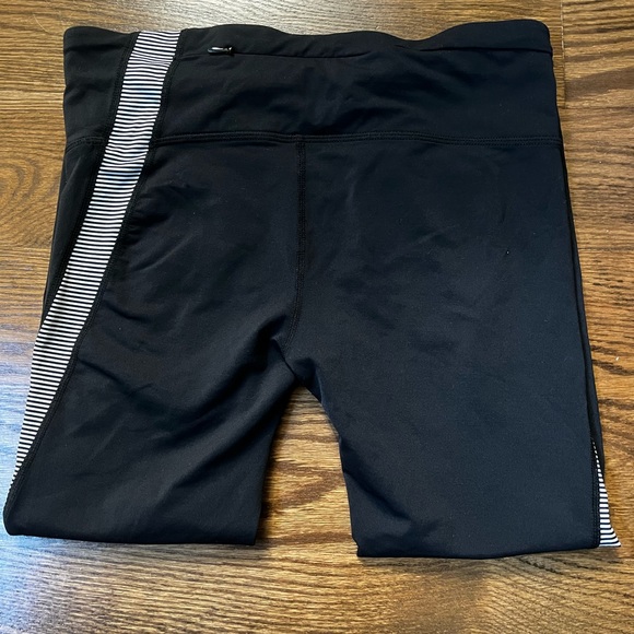2/$15 Women’s GapFit gfast small black capri leggings - Picture 3 of 11